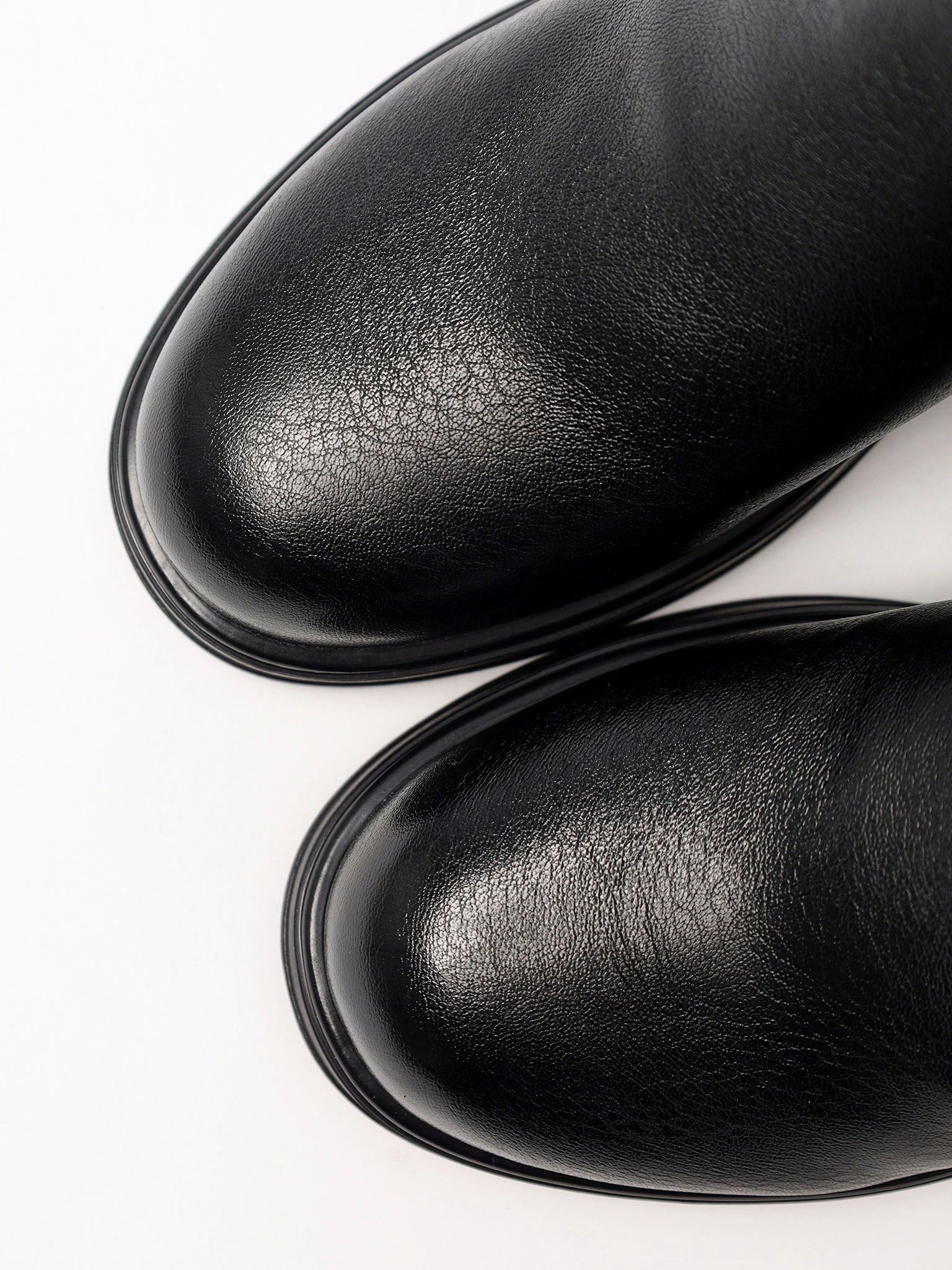 Ботинки черного цвета на высоком широком каблуке